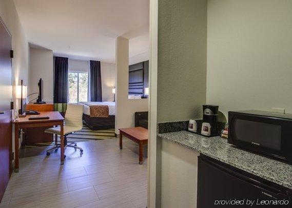 Comfort Suites Denham Springs Exterior photo